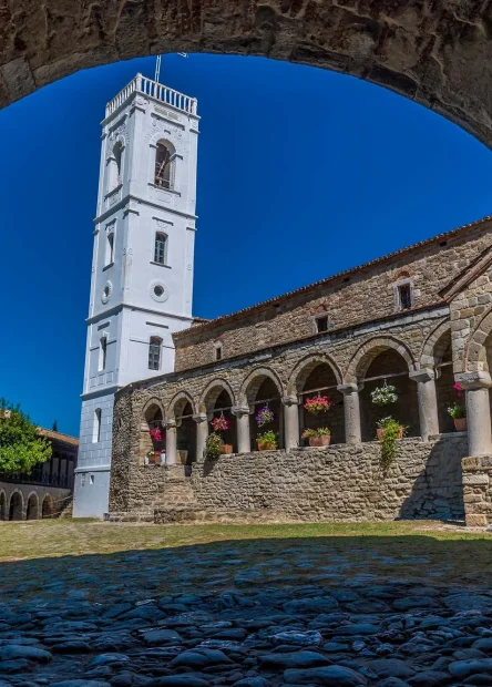 Manastir Ardenica, Albanija, Skenderbeg, pravoslavni manastir, bizantska arhitektura, freske Zografi, ikonostas Voskopolje, Myzeqe, Andronikos II Palaiologos, albanska povijest, Skenderbeg vjenčnje, Ardenica Monastery, Albania, Skanderbeg, Orthodox monastery, Byzantine architecture, Zografi frescoes, Voskopojë iconostasis, Myzeqe plain, Andronikos II Palaiologos, Albanian history, Skanderbeg wedding