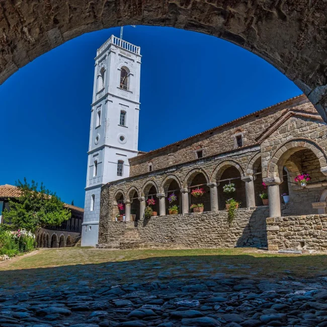 Manastir Ardenica, Albanija, Skenderbeg, pravoslavni manastir, bizantska arhitektura, freske Zografi, ikonostas Voskopolje, Myzeqe, Andronikos II Palaiologos, albanska povijest, Skenderbeg vjenčnje, Ardenica Monastery, Albania, Skanderbeg, Orthodox monastery, Byzantine architecture, Zografi frescoes, Voskopojë iconostasis, Myzeqe plain, Andronikos II Palaiologos, Albanian history, Skanderbeg wedding