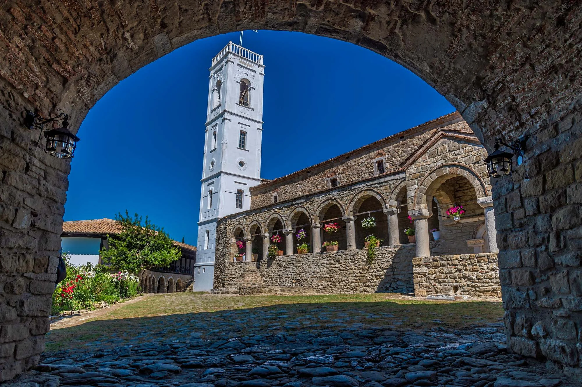 Manastir Ardenica, Albanija, Skenderbeg, pravoslavni manastir, bizantska arhitektura, freske Zografi, ikonostas Voskopolje, Myzeqe, Andronikos II Palaiologos, albanska povijest, Skenderbeg vjenčnje, Ardenica Monastery, Albania, Skanderbeg, Orthodox monastery, Byzantine architecture, Zografi frescoes, Voskopojë iconostasis, Myzeqe plain, Andronikos II Palaiologos, Albanian history, Skanderbeg wedding