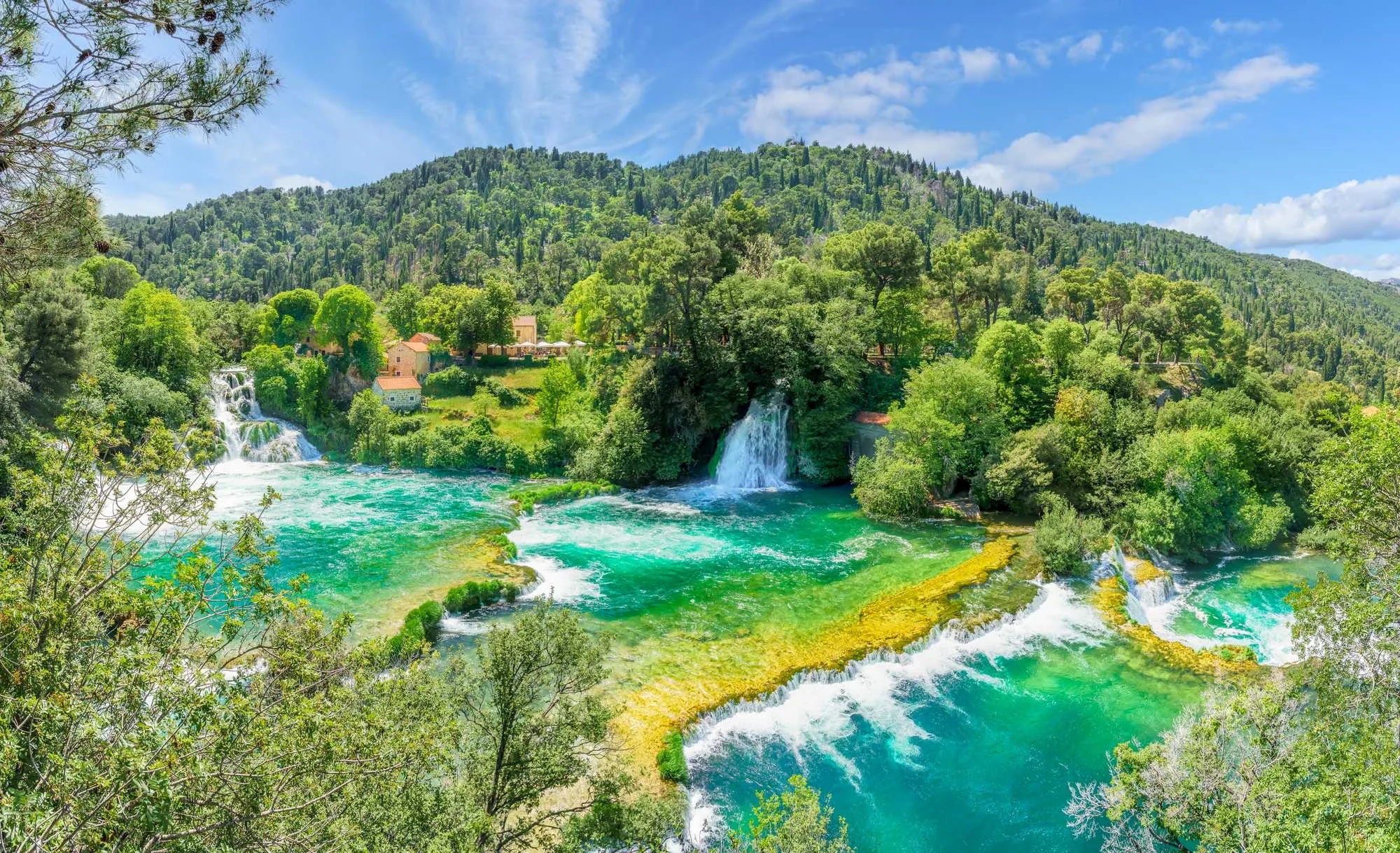 Visovac, samostan Visovac, rijeka Krka, Nacionalni park Krka, Visovačko jezero, franjevački samostan, kulturna baština Dalmacije, inkunabule, Ezopove basne 1487, paunovi Visovac, povijest Krke, Visovac, Visovac monastery, Krka River, Krka National Park, Visovac Lake, Franciscan monastery, Dalmatian heritage, incunabula, Aesop’s Fables 1487, peacocks Visovac, history of Krka