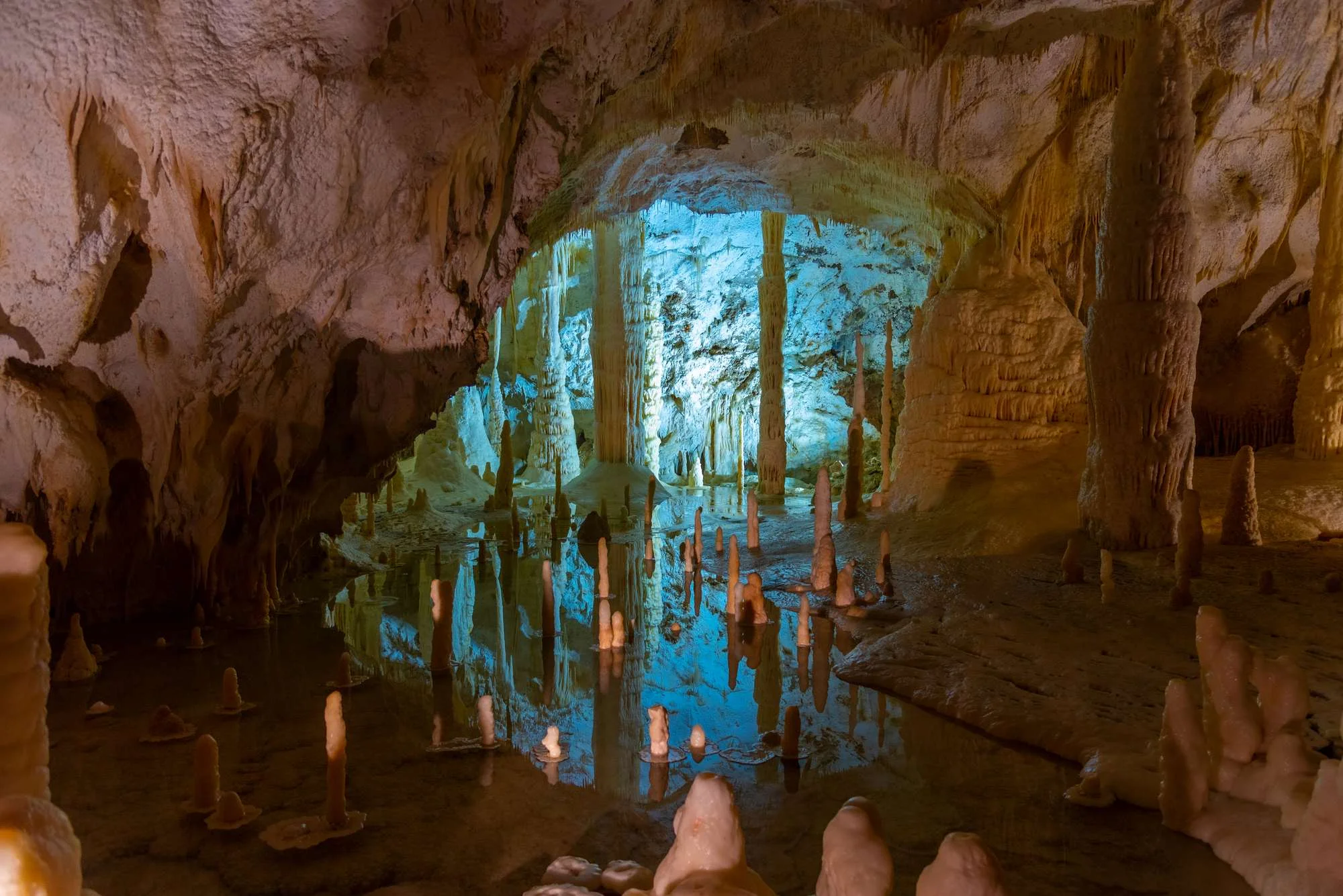 pećina Frasassi, Grotte di Frasassi, Marche Italija, podzemne pećine, krški fenomeni, prirodne atrakcije Italije, speleologija, putovanje Italija, pećine u italiji, Frasassi caves, Grotte di Frasassi, Marche Italy, underground caves, karst landscape, natural attractions Italy, speleology, travel Italy