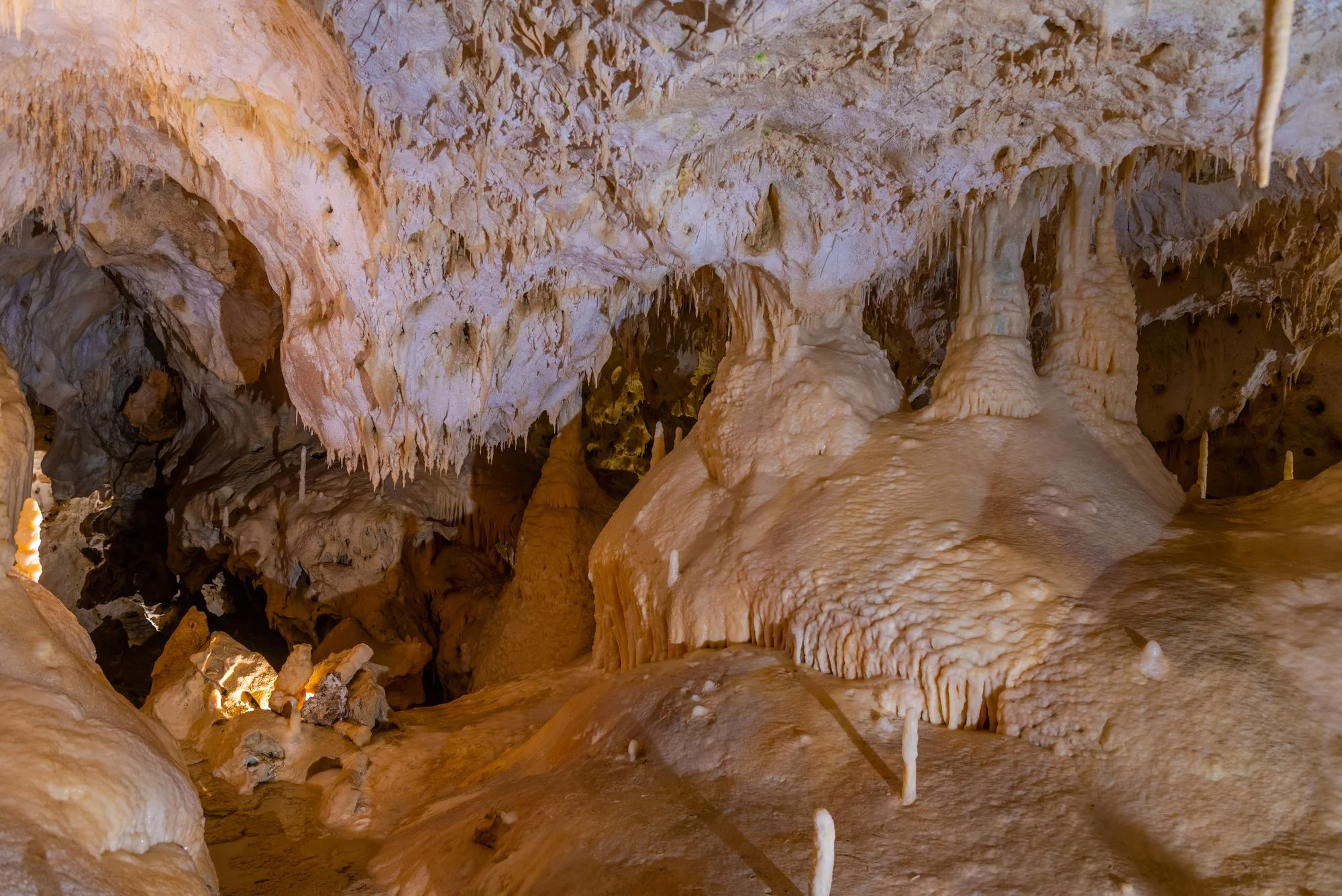 pećina Frasassi, Grotte di Frasassi, Marche Italija, podzemne pećine, krški fenomeni, prirodne atrakcije Italije, speleologija, putovanje Italija, pećine u italiji, Frasassi caves, Grotte di Frasassi, Marche Italy, underground caves, karst landscape, natural attractions Italy, speleology, travel Italy