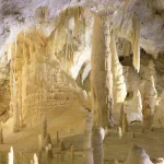 pećina Frasassi, Grotte di Frasassi, Marche Italija, podzemne pećine, krški fenomeni, prirodne atrakcije Italije, speleologija, putovanje Italija, pećine u italiji, Frasassi caves, Grotte di Frasassi, Marche Italy, underground caves, karst landscape, natural attractions Italy, speleology, travel Italy