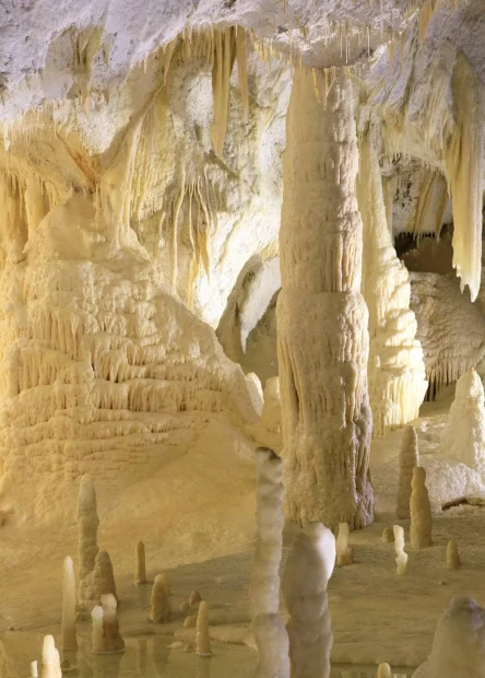 pećina Frasassi, Grotte di Frasassi, Marche Italija, podzemne pećine, krški fenomeni, prirodne atrakcije Italije, speleologija, putovanje Italija, pećine u italiji, Frasassi caves, Grotte di Frasassi, Marche Italy, underground caves, karst landscape, natural attractions Italy, speleology, travel Italy