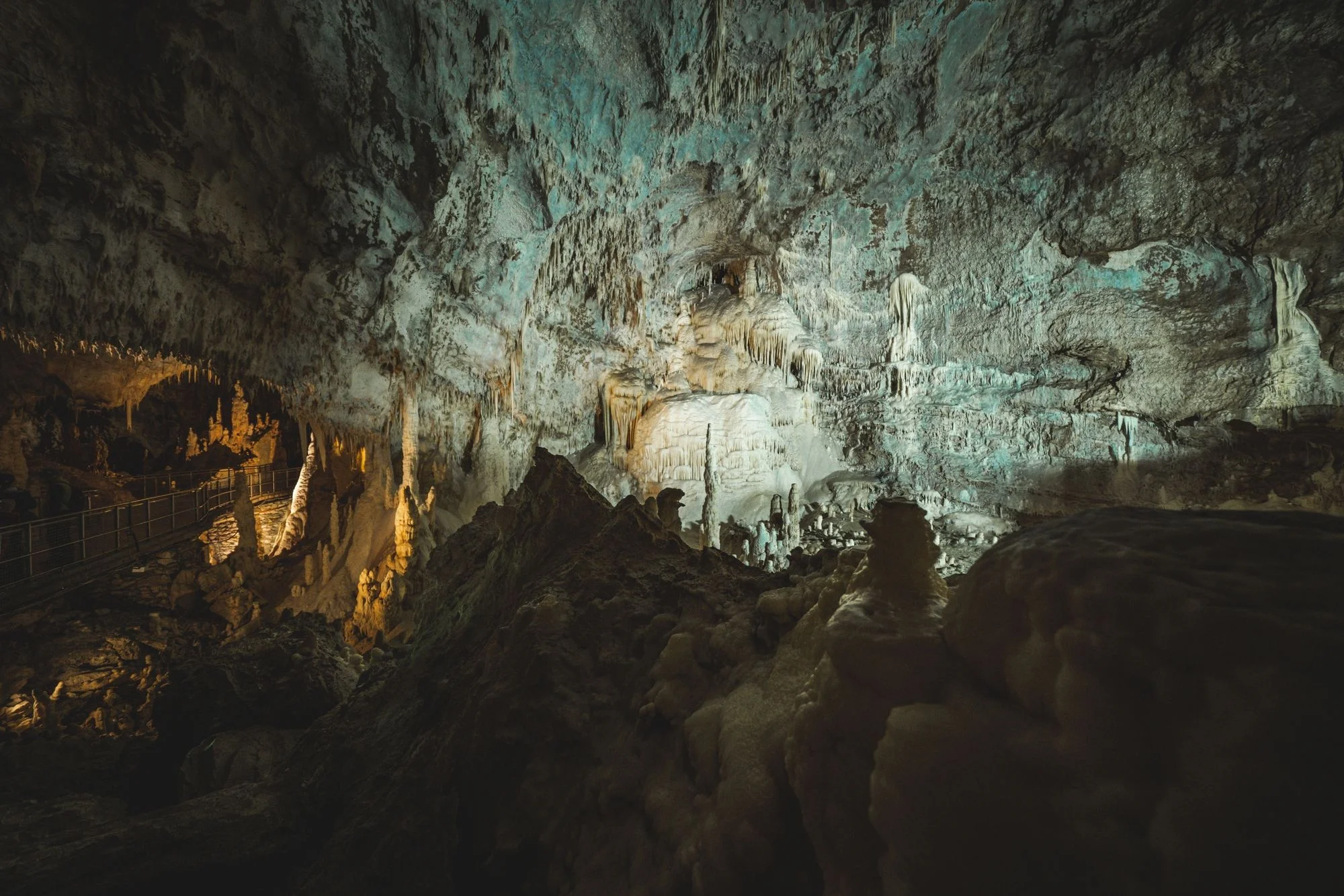pećina Frasassi, Grotte di Frasassi, Marche Italija, podzemne pećine, krški fenomeni, prirodne atrakcije Italije, speleologija, putovanje Italija, pećine u italiji, Frasassi caves, Grotte di Frasassi, Marche Italy, underground caves, karst landscape, natural attractions Italy, speleology, travel Italy