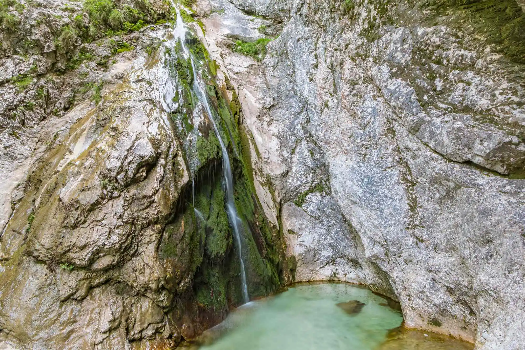 Dolina Kamniška Bistrica, rijeka Kamniška Bistrica, izlet u prirodi Slovenija, jednodnevni izlet Slovenija, izlet iz Ljubljane, Kamniško Savinjske Alpe, krški izvori, planinska rijeka, slap Orglice, Veliki Predaselj, Dom u Kamniškoj Bistrici, Jože Plečnik, lovačka kuća, planinarenje Slovenija, šetnja uz rijeku, alpska dolina, Grintovec, Planjava, biciklizam u prirodi, piknik uz rijeku, prirodne atrakcije Slovenije,Kamniška Bistrica Valley, Kamniška Bistrica river, day trip in Slovenia, nature escape near Ljubljana, Kamnik Savinja Alps, karst springs, mountain river Slovenia, alpine valley, Orglice waterfall, Veliki Predaselj gorge, Dom v Kamniški Bistrici hut, Jože Plečnik architecture, hiking in Slovenia, walking trails by the river, Grintovec peak, Planjava mountain, cycling in nature, picnic spots Slovenia, natural attractions Slovenia