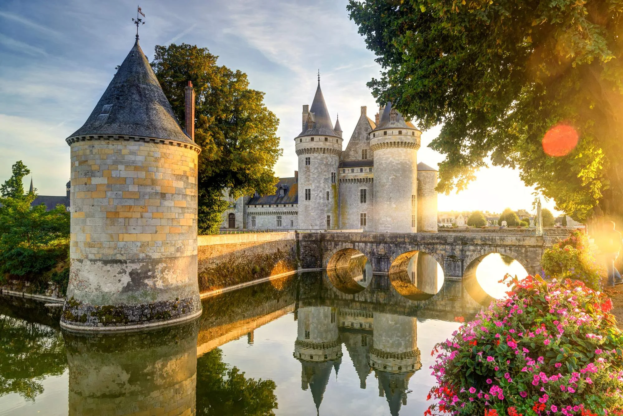 dvorac Trakai, dvorac Lavaux Sainte Anne, dvorac Sully sur Loire, dvorac Eilean Donan, dvorac Egeskov, dvorac Blatná, dvorac Scaligero u Sirmioneu, dvorac Hagenwil, dvorci na vodi u Europi, dvorci okruženi vodom, povijesni europski dvorci,dvorci na vodi, Trakai Island Castle, Château de Lavaux Sainte Anne, Château de Sully sur Loire, Eilean Donan Castle, Egeskov Castle, Blatná Castle, Scaligero Castle of Sirmione, Hagenwil Castle, castles on water in Europe, water surrounded castles, historic European castles
