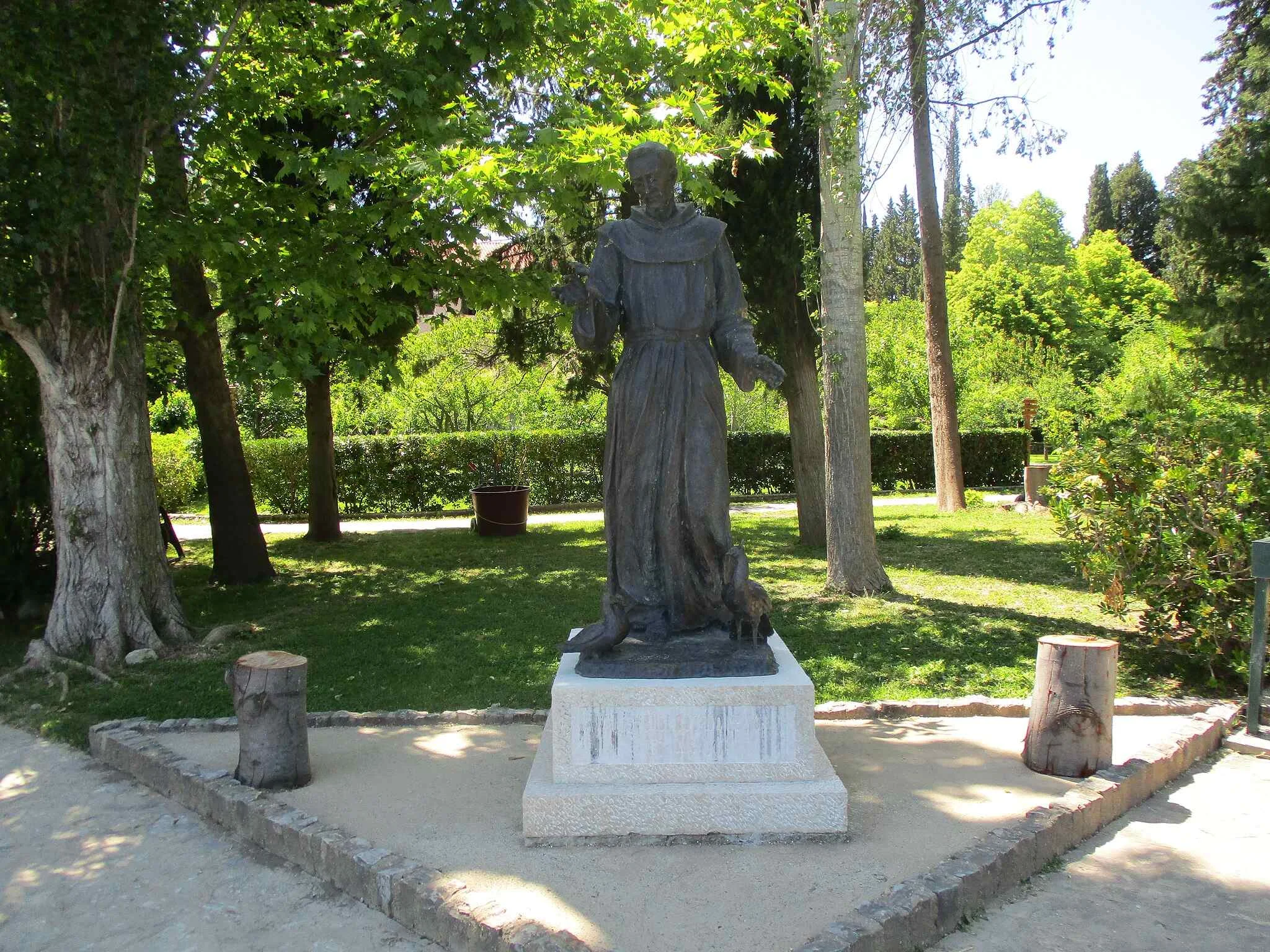 Visovac, samostan Visovac, rijeka Krka, Nacionalni park Krka, Visovačko jezero, franjevački samostan, kulturna baština Dalmacije, inkunabule, Ezopove basne 1487, paunovi Visovac, povijest Krke, Visovac, Visovac monastery, Krka River, Krka National Park, Visovac Lake, Franciscan monastery, Dalmatian heritage, incunabula, Aesop’s Fables 1487, peacocks Visovac, history of Krka