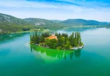 Visovac, samostan Visovac, rijeka Krka, Nacionalni park Krka, Visovačko jezero, franjevački samostan, kulturna baština Dalmacije, inkunabule, Ezopove basne 1487, paunovi Visovac, povijest Krke, Visovac, Visovac monastery, Krka River, Krka National Park, Visovac Lake, Franciscan monastery, Dalmatian heritage, incunabula, Aesop’s Fables 1487, peacocks Visovac, history of Krka