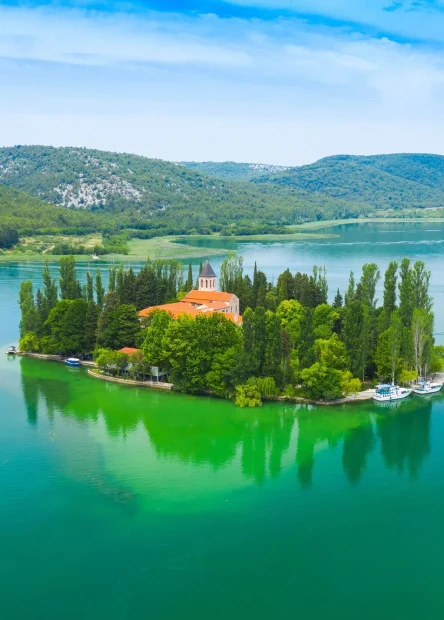 Visovac, samostan Visovac, rijeka Krka, Nacionalni park Krka, Visovačko jezero, franjevački samostan, kulturna baština Dalmacije, inkunabule, Ezopove basne 1487, paunovi Visovac, povijest Krke, Visovac, Visovac monastery, Krka River, Krka National Park, Visovac Lake, Franciscan monastery, Dalmatian heritage, incunabula, Aesop’s Fables 1487, peacocks Visovac, history of Krka