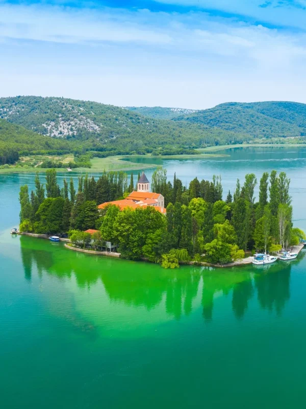 Visovac, samostan Visovac, rijeka Krka, Nacionalni park Krka, Visovačko jezero, franjevački samostan, kulturna baština Dalmacije, inkunabule, Ezopove basne 1487, paunovi Visovac, povijest Krke, Visovac, Visovac monastery, Krka River, Krka National Park, Visovac Lake, Franciscan monastery, Dalmatian heritage, incunabula, Aesop’s Fables 1487, peacocks Visovac, history of Krka