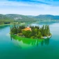 Visovac, samostan Visovac, rijeka Krka, Nacionalni park Krka, Visovačko jezero, franjevački samostan, kulturna baština Dalmacije, inkunabule, Ezopove basne 1487, paunovi Visovac, povijest Krke, Visovac, Visovac monastery, Krka River, Krka National Park, Visovac Lake, Franciscan monastery, Dalmatian heritage, incunabula, Aesop’s Fables 1487, peacocks Visovac, history of Krka
