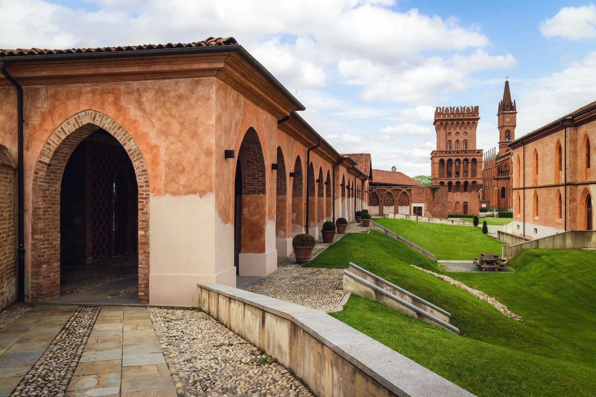 dvorac Pollenzo, Pollenzo Italija, Bra Pijemont, rimski grad Pollentia, Sveučilište gastronomskih znanosti, Slow Food, Banca del Vino, kraljevske rezidencije Savoje, vinogradi Langhe, Pollenzo Castle, Pollenzo Italy, Bra Piedmont, Pollentia Roman town, University of Gastronomic Sciences, Slow Food movement, Banca del Vino, Savoy royal residences, Langhe vineyards