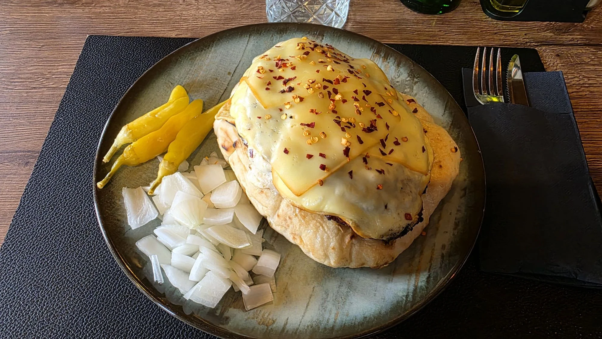 Oštarija Bolk, Postojna, Razdrto, restoran Slovenija, roštilj, gurmanska pljeskavica, pizze, tjestenine, Tončka Turk, Neža Kobal