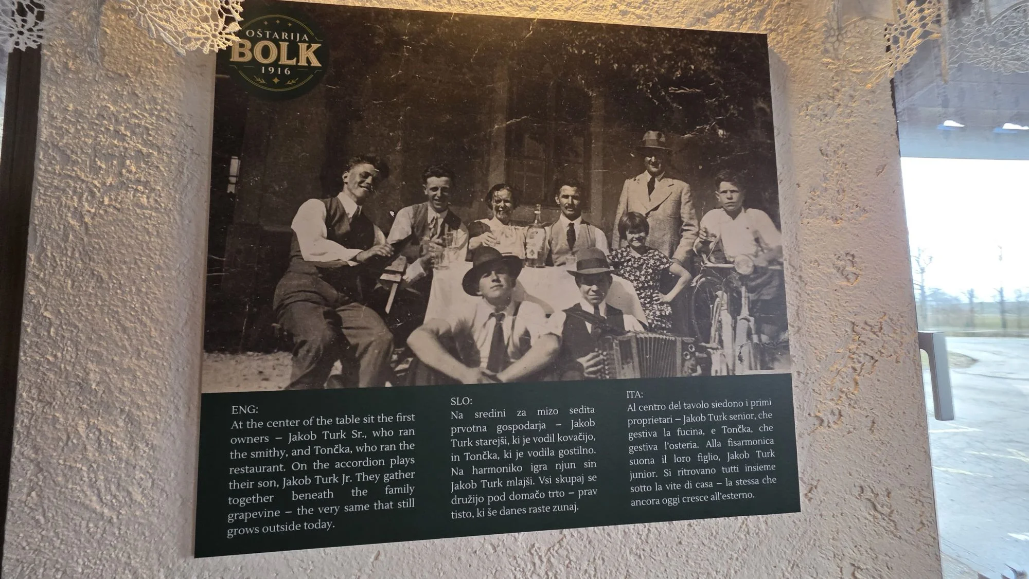 Oštarija Bolk, Postojna, Razdrto, restoran Slovenija, roštilj, gurmanska pljeskavica, pizze, tjestenine, Tončka Turk, Neža Kobal