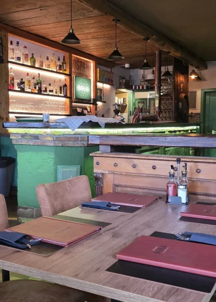 Oštarija Bolk, Postojna, Razdrto, restoran Slovenija, roštilj, gurmanska pljeskavica, pizze, tjestenine, Tončka Turk, Neža Kobal