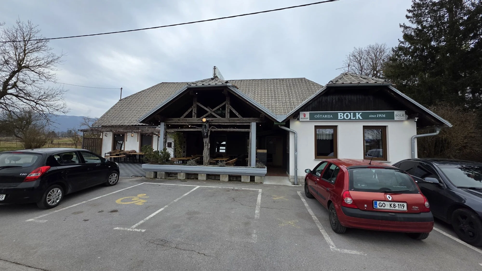 Oštarija Bolk, Postojna, Razdrto, restoran Slovenija, roštilj, gurmanska pljeskavica, pizze, tjestenine, Tončka Turk, Neža Kobal
