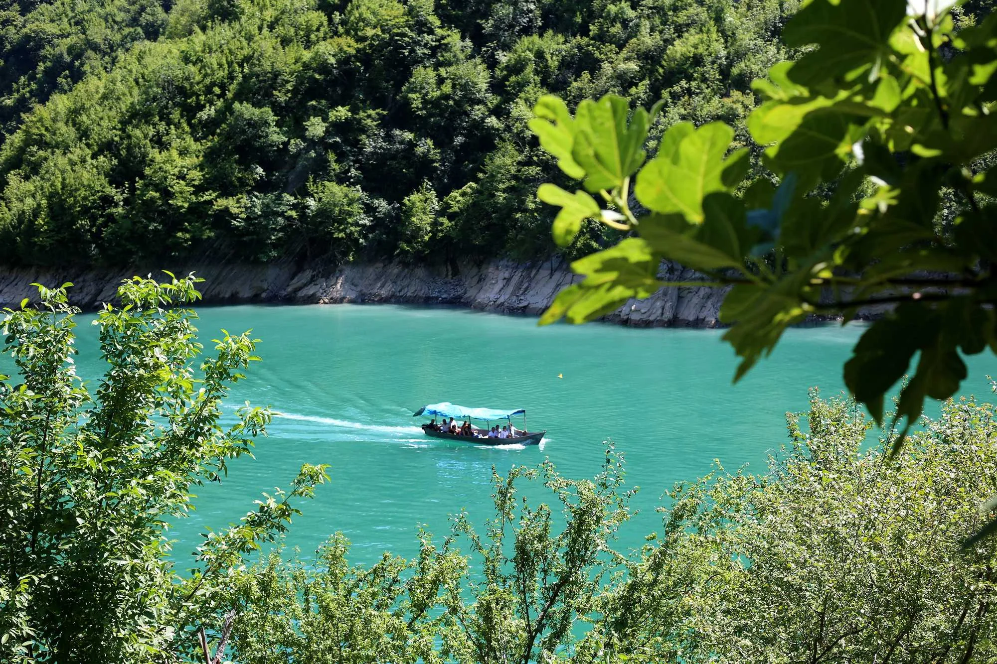 Jezero Komani, Komani, Albanija, Drin, Shala, Valbona, Komani Fierza trajekt, Albanske Alpe, fjordovi Albanija, izlet Komani, što vidjeti Albanija, putovanje Albanija, Komani Lake, Albania, Drin River, Shala River, Valbona River, Koman Fierza ferry, Albanian Alps, fjords Albania, Komani trip, things to do Albania, travel Albania