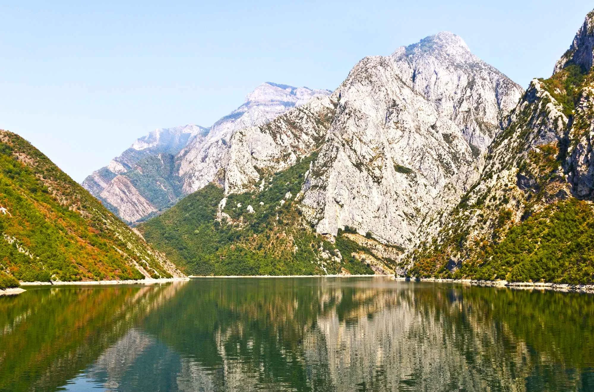 Jezero Komani, Komani, Albanija, Drin, Shala, Valbona, Komani Fierza trajekt, Albanske Alpe, fjordovi Albanija, izlet Komani, što vidjeti Albanija, putovanje Albanija, Komani Lake, Albania, Drin River, Shala River, Valbona River, Koman Fierza ferry, Albanian Alps, fjords Albania, Komani trip, things to do Albania, travel Albania