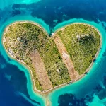 Galešnjak, otok Galešnjak, otok u obliku srca, hrvatski otoci, Pašmanski kanal, Turanj, Sv. Filip i Jakov, Otok ljubavi, srce Jadrana, nenaseljeni otok, romantični otok, Biograd na Moru, hrvatska obala, zanimljivosti o Galešnjaku, Galešnjak, Galešnjak Island, heart-shaped island, Croatian islands, Pašman Channel, Turanj, Sv. Filip i Jakov, Island of Love, heart of the Adriatic, uninhabited island, romantic island, Biograd na Moru, Croatian coast, interesting facts about Galešnjak,