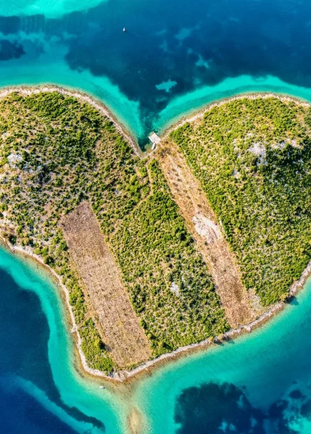 Galešnjak, otok Galešnjak, otok u obliku srca, hrvatski otoci, Pašmanski kanal, Turanj, Sv. Filip i Jakov, Otok ljubavi, srce Jadrana, nenaseljeni otok, romantični otok, Biograd na Moru, hrvatska obala, zanimljivosti o Galešnjaku, Galešnjak, Galešnjak Island, heart-shaped island, Croatian islands, Pašman Channel, Turanj, Sv. Filip i Jakov, Island of Love, heart of the Adriatic, uninhabited island, romantic island, Biograd na Moru, Croatian coast, interesting facts about Galešnjak,