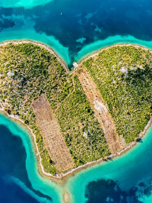 Galešnjak, otok Galešnjak, otok u obliku srca, hrvatski otoci, Pašmanski kanal, Turanj, Sv. Filip i Jakov, Otok ljubavi, srce Jadrana, nenaseljeni otok, romantični otok, Biograd na Moru, hrvatska obala, zanimljivosti o Galešnjaku, Galešnjak, Galešnjak Island, heart-shaped island, Croatian islands, Pašman Channel, Turanj, Sv. Filip i Jakov, Island of Love, heart of the Adriatic, uninhabited island, romantic island, Biograd na Moru, Croatian coast, interesting facts about Galešnjak,