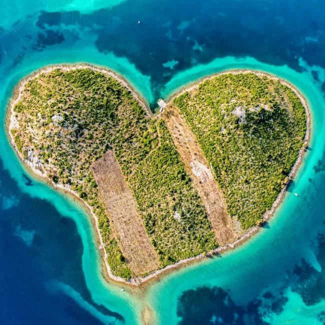 Galešnjak, otok Galešnjak, otok u obliku srca, hrvatski otoci, Pašmanski kanal, Turanj, Sv. Filip i Jakov, Otok ljubavi, srce Jadrana, nenaseljeni otok, romantični otok, Biograd na Moru, hrvatska obala, zanimljivosti o Galešnjaku, Galešnjak, Galešnjak Island, heart-shaped island, Croatian islands, Pašman Channel, Turanj, Sv. Filip i Jakov, Island of Love, heart of the Adriatic, uninhabited island, romantic island, Biograd na Moru, Croatian coast, interesting facts about Galešnjak,