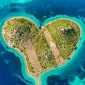 Galešnjak, otok Galešnjak, otok u obliku srca, hrvatski otoci, Pašmanski kanal, Turanj, Sv. Filip i Jakov, Otok ljubavi, srce Jadrana, nenaseljeni otok, romantični otok, Biograd na Moru, hrvatska obala, zanimljivosti o Galešnjaku, Galešnjak, Galešnjak Island, heart-shaped island, Croatian islands, Pašman Channel, Turanj, Sv. Filip i Jakov, Island of Love, heart of the Adriatic, uninhabited island, romantic island, Biograd na Moru, Croatian coast, interesting facts about Galešnjak,