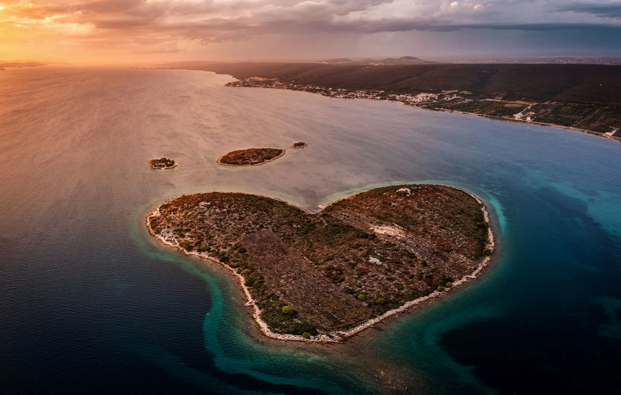 Galešnjak, otok Galešnjak, otok u obliku srca, hrvatski otoci, Pašmanski kanal, Turanj, Sv. Filip i Jakov, Otok ljubavi, srce Jadrana, nenaseljeni otok, romantični otok, Biograd na Moru, hrvatska obala, zanimljivosti o Galešnjaku,Galešnjak, Galešnjak Island, heart-shaped island, Croatian islands, Pašman Channel, Turanj, Sv. Filip i Jakov, Island of Love, heart of the Adriatic, uninhabited island, romantic island, Biograd na Moru, Croatian coast, interesting facts about Galešnjak,