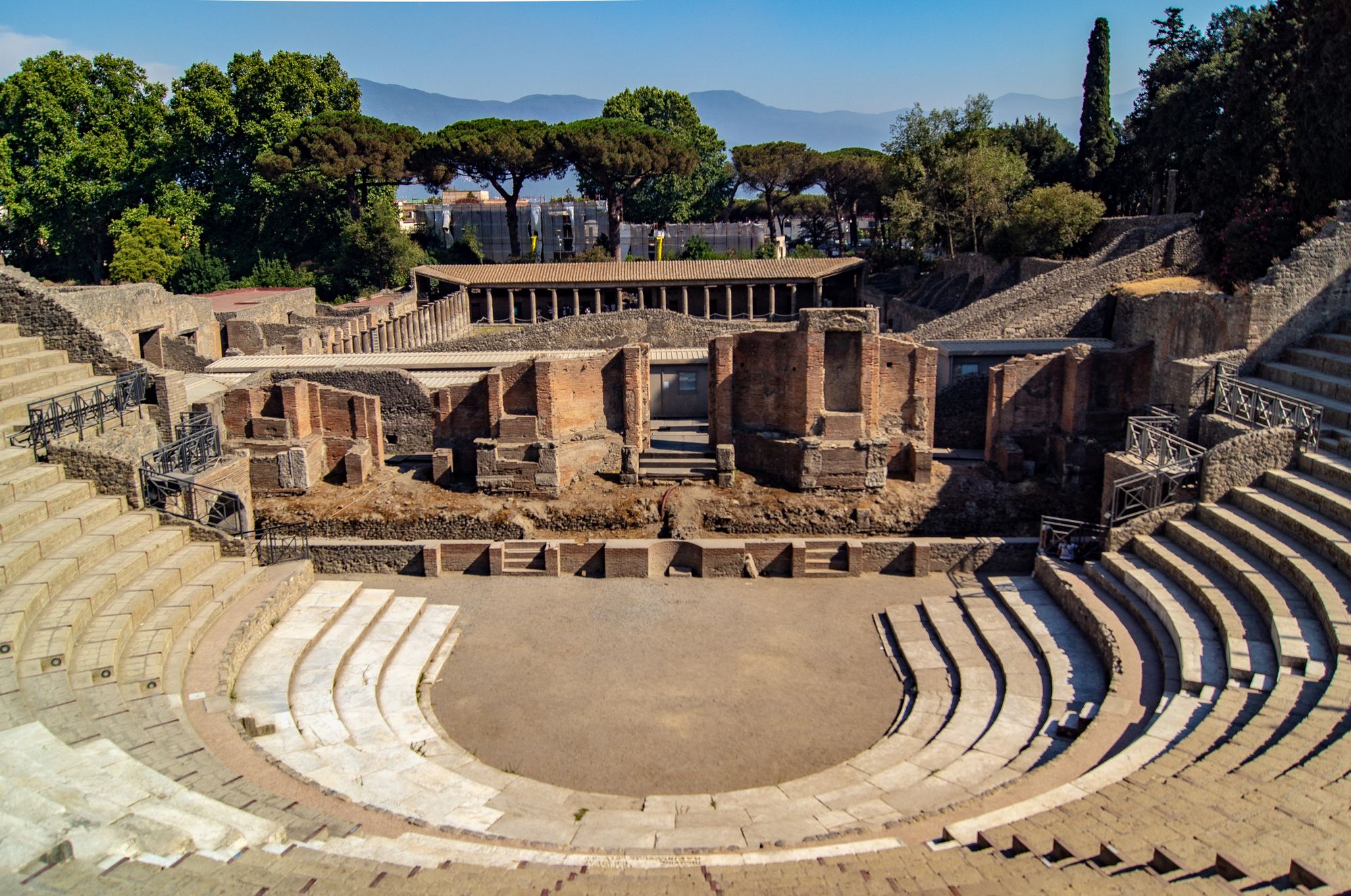 rimski amfiteatri Italija, Kolosej Rim, Arena di Verona, amfiteatar Pompeji, rimske arene Italija, gladijatori Rim, antički Rim, rimska arhitektura, amfiteatar Capua, rimski Kolosej, povijest Italije, rimski spektakli, Roman amphitheatres Italy, Colosseum Rome, Arena di Verona, Pompeii amphitheatre, Roman arenas Italy, Roman gladiators, ancient Rome, Roman architecture, Capua amphitheatre, Roman Colosseum, history of Italy, Roman spectacles