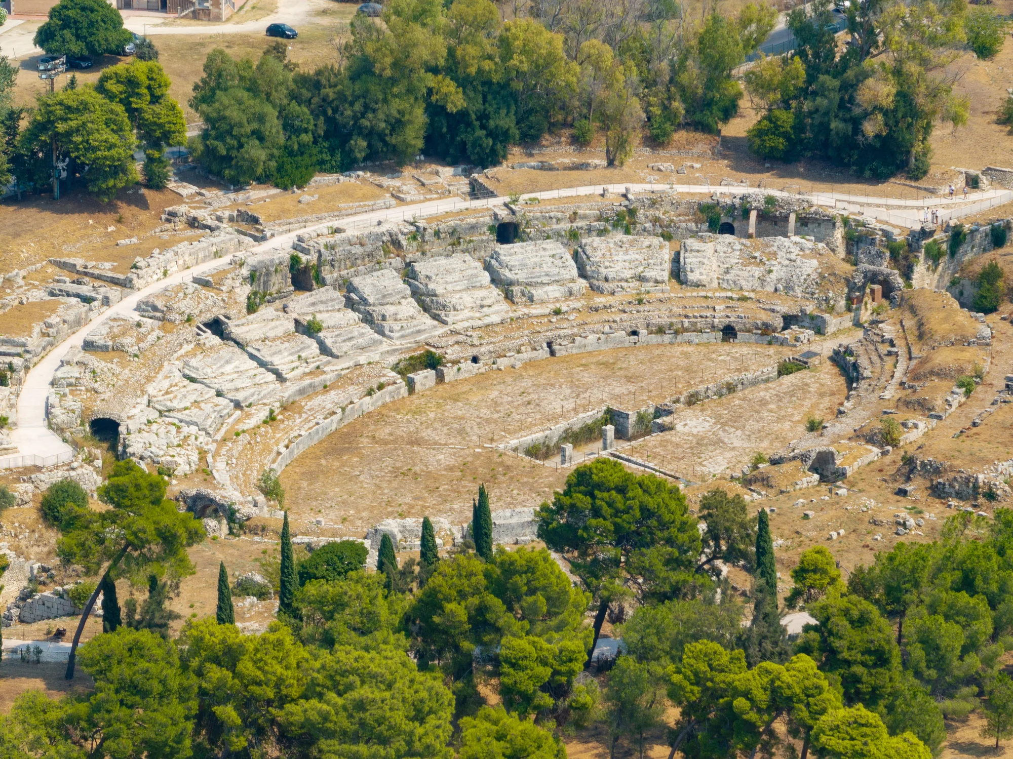 rimski amfiteatri Italija, Kolosej Rim, Arena di Verona, amfiteatar Pompeji, rimske arene Italija, gladijatori Rim, antički Rim, rimska arhitektura, amfiteatar Capua, rimski Kolosej, povijest Italije, rimski spektakli, Roman amphitheatres Italy, Colosseum Rome, Arena di Verona, Pompeii amphitheatre, Roman arenas Italy, Roman gladiators, ancient Rome, Roman architecture, Capua amphitheatre, Roman Colosseum, history of Italy, Roman spectacles