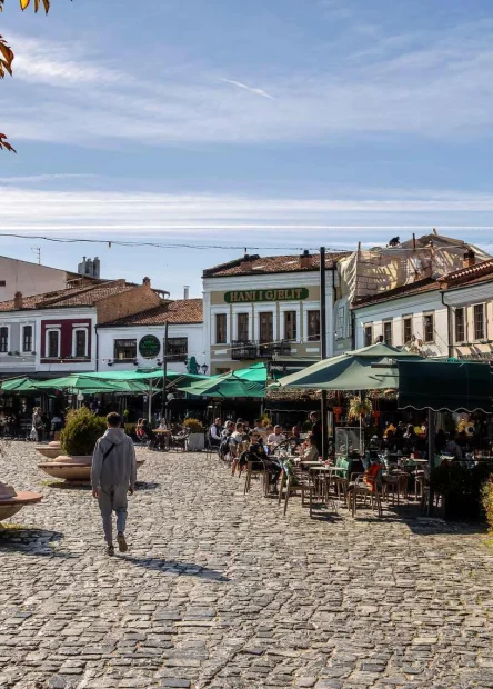 Korce, Korce Albanija, što vidjeti u Korçi, stara čaršija Korçë, Prespansko jezero, Albanija putovanje, pravoslavna katedrala Korçë, Nacionalni muzej srednjovjekovne umjetnosti, istočna Albanija, gradovi u Albaniji, Prespa nacionalni park, albanska kultura, Korçë atrakcije, Albanija destinacije, Korce, Korce Albania, things to do in Korçë, Old Bazaar Korçë, Lake Prespa, Albania travel, Orthodox cathedral Korçë, National Museum of Medieval Art, eastern Albania, cities in Albania, Prespa National Park, Albanian culture, Korçë attractions, Albania destinations