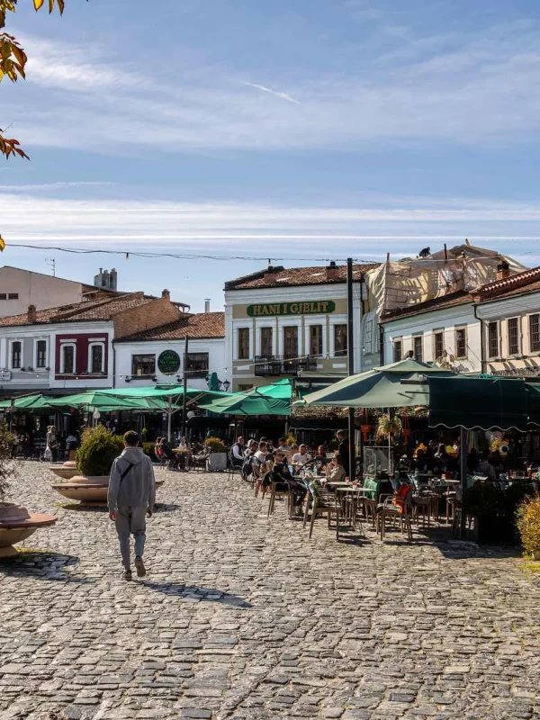 Korce, Korce Albanija, što vidjeti u Korçi, stara čaršija Korçë, Prespansko jezero, Albanija putovanje, pravoslavna katedrala Korçë, Nacionalni muzej srednjovjekovne umjetnosti, istočna Albanija, gradovi u Albaniji, Prespa nacionalni park, albanska kultura, Korçë atrakcije, Albanija destinacije, Korce, Korce Albania, things to do in Korçë, Old Bazaar Korçë, Lake Prespa, Albania travel, Orthodox cathedral Korçë, National Museum of Medieval Art, eastern Albania, cities in Albania, Prespa National Park, Albanian culture, Korçë attractions, Albania destinations