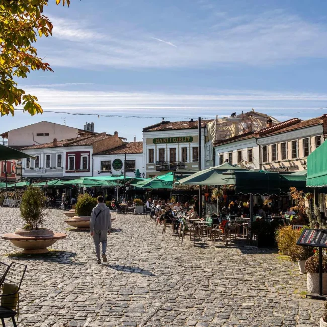 Korce, Korce Albanija, što vidjeti u Korçi, stara čaršija Korçë, Prespansko jezero, Albanija putovanje, pravoslavna katedrala Korçë, Nacionalni muzej srednjovjekovne umjetnosti, istočna Albanija, gradovi u Albaniji, Prespa nacionalni park, albanska kultura, Korçë atrakcije, Albanija destinacije, Korce, Korce Albania, things to do in Korçë, Old Bazaar Korçë, Lake Prespa, Albania travel, Orthodox cathedral Korçë, National Museum of Medieval Art, eastern Albania, cities in Albania, Prespa National Park, Albanian culture, Korçë attractions, Albania destinations