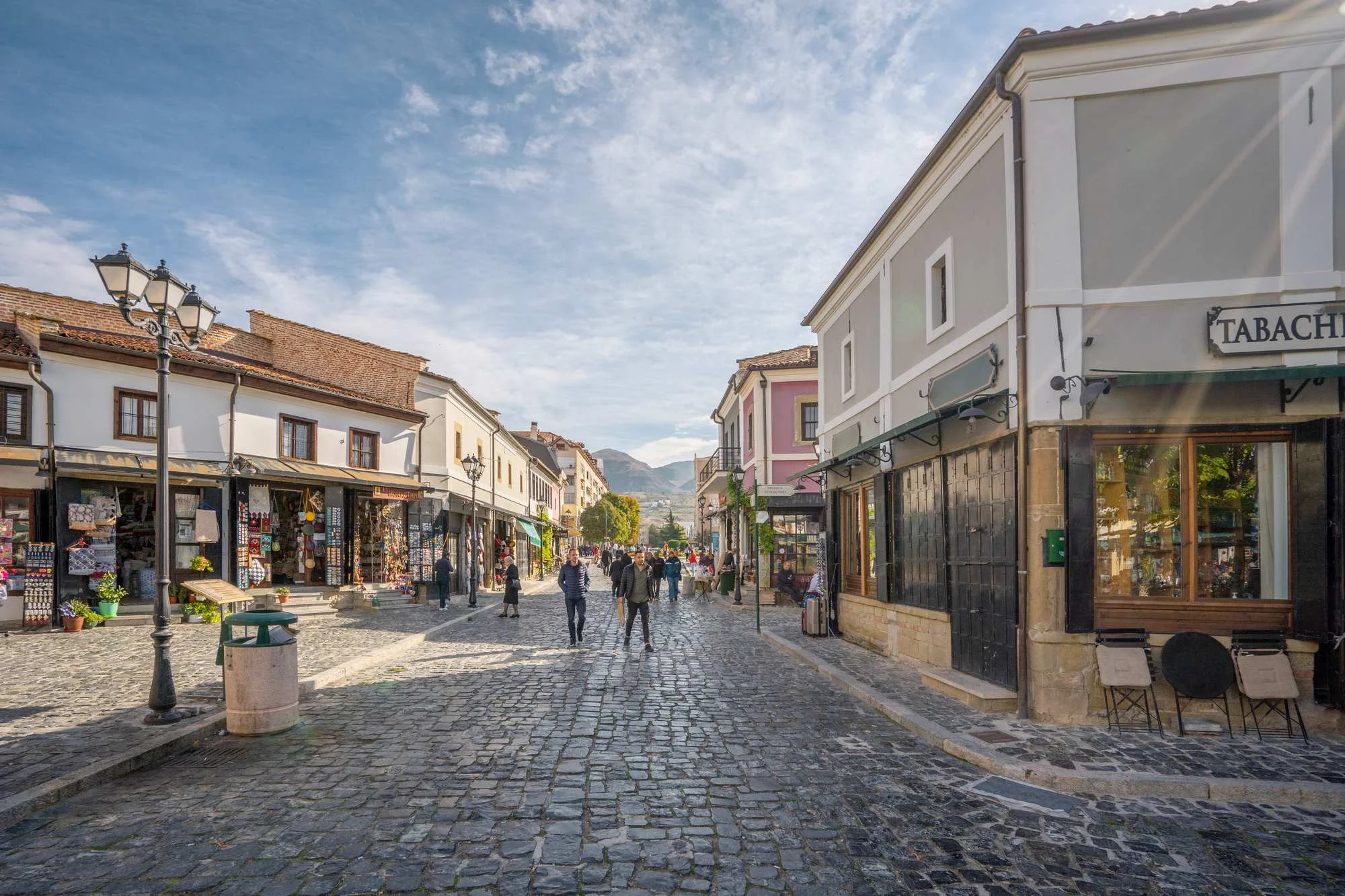Korce, Korce Albanija, što vidjeti u Korçi, stara čaršija Korçë, Prespansko jezero, Albanija putovanje, pravoslavna katedrala Korçë, Nacionalni muzej srednjovjekovne umjetnosti, istočna Albanija, gradovi u Albaniji, Prespa nacionalni park, albanska kultura, Korçë atrakcije, Albanija destinacije, Korce, Korce Albania, things to do in Korçë, Old Bazaar Korçë, Lake Prespa, Albania travel, Orthodox cathedral Korçë, National Museum of Medieval Art, eastern Albania, cities in Albania, Prespa National Park, Albanian culture, Korçë attractions, Albania destinations