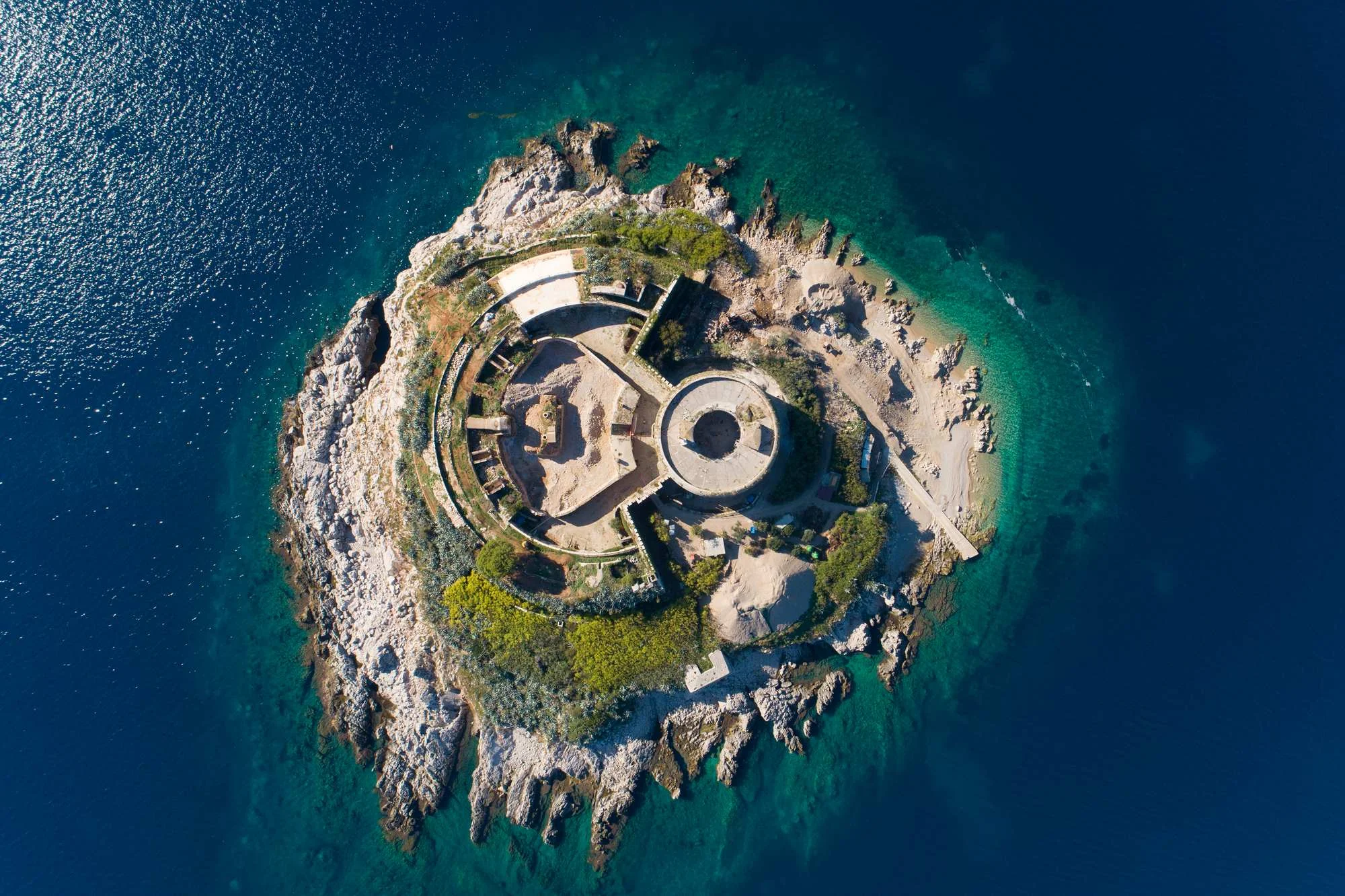 Tajanstveni otočni zatvor na ulazu u Boku danas je luksuzni resort