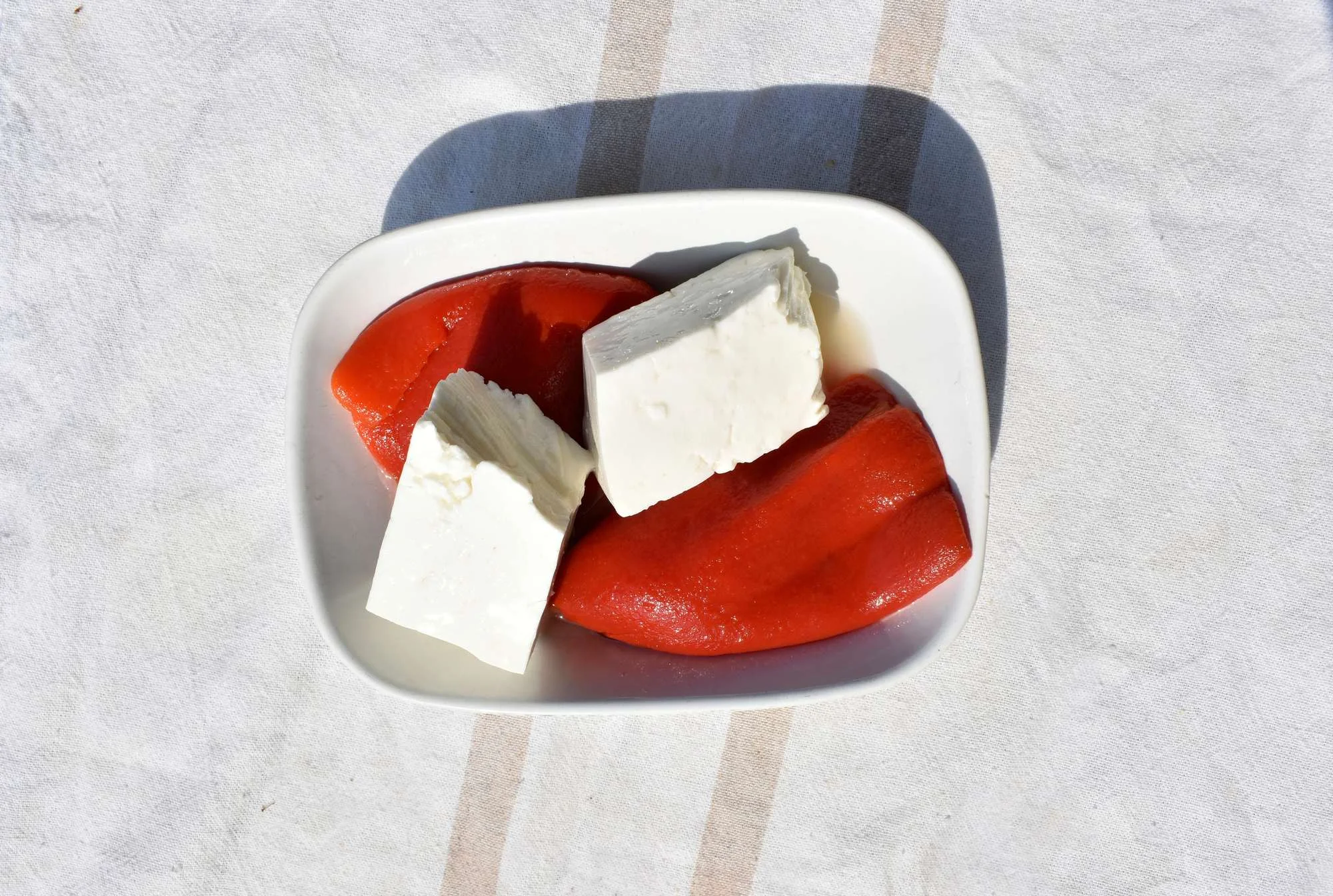 Speca me gjize, albanska kuhinja, albanska jela, tradicionalna albanska hrana, punjene paprike, paprika sa sirom, albanski recepti, gjize sir, balkanska kuhinja, jela iz Albanije, tradicionalni recepti, pečene paprike, Speca me gjize, Albanian cuisine, Albanian food, traditional Albanian dishes, stuffed peppers, peppers with cheese, Albanian recipes, gjize cheese, Balkan cuisine, food from Albania, traditional recipes, roasted peppers,