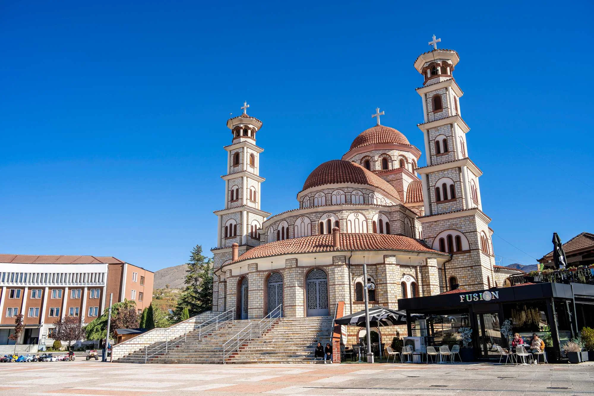 Korce, Korce Albanija, što vidjeti u Korçi, stara čaršija Korçë, Prespansko jezero, Albanija putovanje, pravoslavna katedrala Korçë, Nacionalni muzej srednjovjekovne umjetnosti, istočna Albanija, gradovi u Albaniji, Prespa nacionalni park, albanska kultura, Korçë atrakcije, Albanija destinacije, Korce, Korce Albania, things to do in Korçë, Old Bazaar Korçë, Lake Prespa, Albania travel, Orthodox cathedral Korçë, National Museum of Medieval Art, eastern Albania, cities in Albania, Prespa National Park, Albanian culture, Korçë attractions, Albania destinations