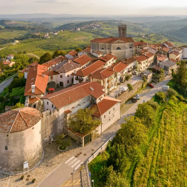 Šmartno, Goriška brda, Nova Gorica, Slovenija, srednjovjekovno selo, Gonjače vidikovac, vinarije Slovenija, izlet Slovenija, što vidjeti u Sloveniji, Šmartno, Goriška brda, Nova Gorica, Slovenia, medieval village, Gonjače viewpoint, Slovenia wineries, Slovenia trip, what to see in Slovenia