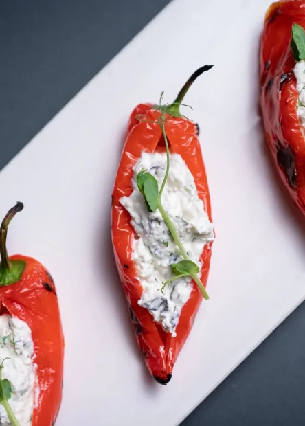 Speca me gjize, albanska kuhinja, albanska jela, tradicionalna albanska hrana, punjene paprike, paprika sa sirom, albanski recepti, gjize sir, balkanska kuhinja, jela iz Albanije, tradicionalni recepti, pečene paprike, Speca me gjize, Albanian cuisine, Albanian food, traditional Albanian dishes, stuffed peppers, peppers with cheese, Albanian recipes, gjize cheese, Balkan cuisine, food from Albania, traditional recipes, roasted peppers,