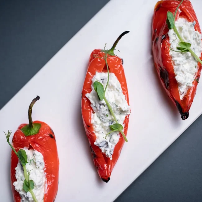 Speca me gjize, albanska kuhinja, albanska jela, tradicionalna albanska hrana, punjene paprike, paprika sa sirom, albanski recepti, gjize sir, balkanska kuhinja, jela iz Albanije, tradicionalni recepti, pečene paprike, Speca me gjize, Albanian cuisine, Albanian food, traditional Albanian dishes, stuffed peppers, peppers with cheese, Albanian recipes, gjize cheese, Balkan cuisine, food from Albania, traditional recipes, roasted peppers,