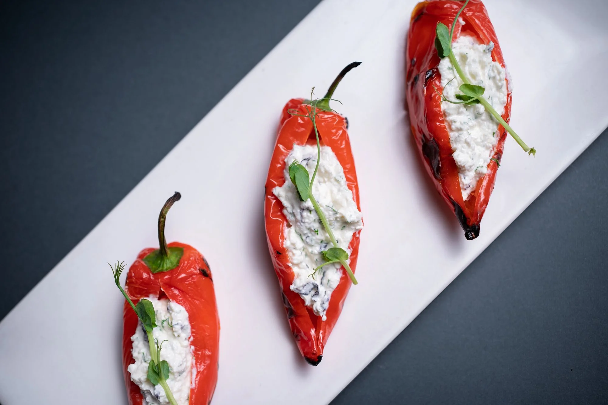 Speca me gjize, albanska kuhinja, albanska jela, tradicionalna albanska hrana, punjene paprike, paprika sa sirom, albanski recepti, gjize sir, balkanska kuhinja, jela iz Albanije, tradicionalni recepti, pečene paprike, Speca me gjize, Albanian cuisine, Albanian food, traditional Albanian dishes, stuffed peppers, peppers with cheese, Albanian recipes, gjize cheese, Balkan cuisine, food from Albania, traditional recipes, roasted peppers,