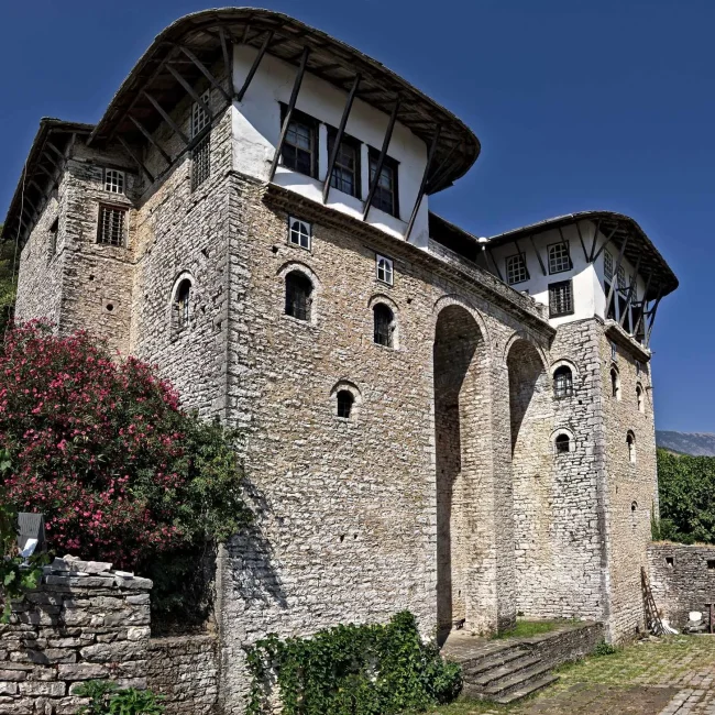 Kuća Zekate, Gjirokaster, Gjirokastër, Albanija, osmanska arhitektura, grad kamena, UNESCO, znamenitosti Gjirokastera, povijesne kuće Albanije, Ali paša Tepelenski, što posjetiti u Gjirokasteru, Zekate House, Gjirokastër, Gjirokaster, Albania, Ottoman architecture, City of Stone, UNESCO, things to do in Gjirokastër, historic houses in Albania, Ali Pasha of Tepelena, Gjirokastër attractions